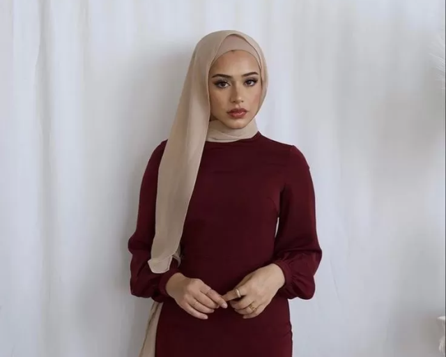 Tips Fashion Hijab Baju Warna Burgundy Cocok d