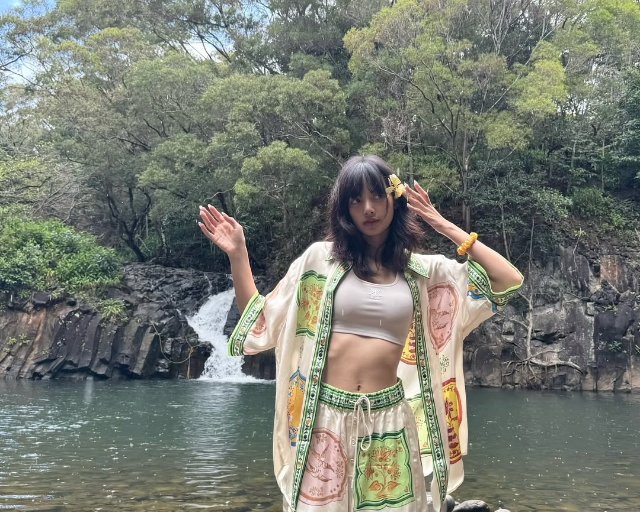 Fashion Tips ala Lisa BLACKPINK Saat Menikmati